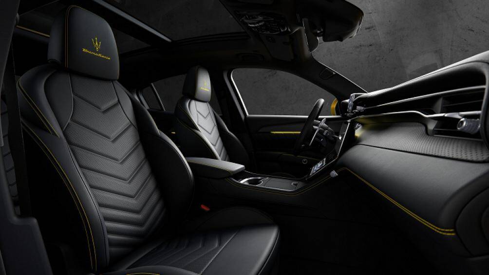 Về nội thất, xe sở hữu ghế da màu đen với đường chỉ khâu tương phản màu vàng và tựa đầu thêu logo Trident và dòng chữ PrimaSerie trên bản đặc biệt