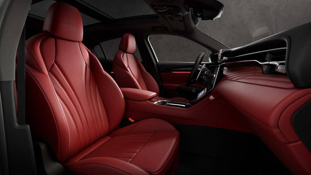 Xe còn được trang trí những chi tiết khác như các tấm ốp màu đen Piano Black, ghế sau có sưởi, vô lăng sưởi và hệ thống âm thanh Sonus faber 21 loa