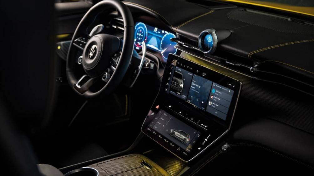 Mẫu xe này cũng được trang bị màn hình HUD, bộ sạc điện thoại thông minh không dây, ray hàng phía sau và ổ cắm điện khu vực khoang hành lý phía sau