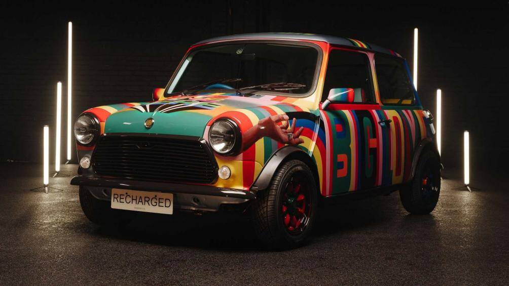 Mini đã hợp tác với nghệ sĩ người Anh Lakwena Maciver để tạo ra một chiếc xe Art Car Mini Recharged ngập tràn màu sắc