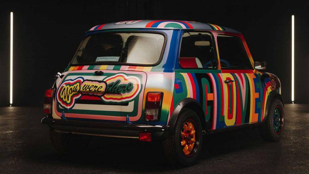 Sau chiếc xe được chế tác bởi nhà thiết kế thời trang người Anh Paul Smith và chiếc xe này đã từng được ra mắt vào đầu năm nay