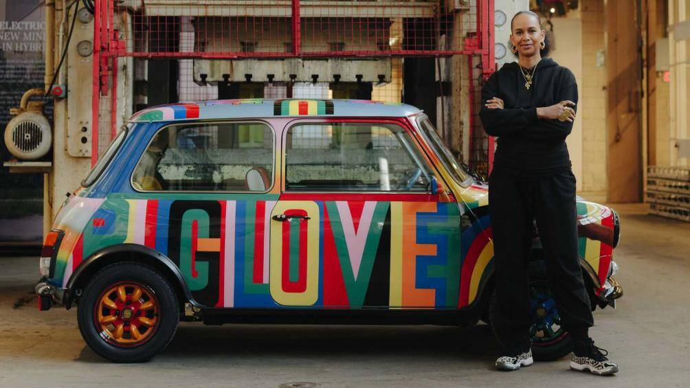 Tác phẩm nghệ thuật của cô trên Mini được lấy cảm hứng từ chính bức tranh tường "BIG LOVE"