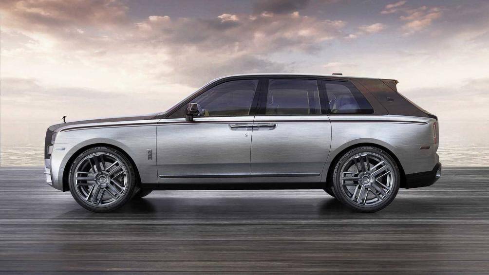 Ở bên ngoài, xe được hoàn thiện lớp sơn màu bạc cho các phần của thân xe bao gồm cả chắn bùn, cửa và cản