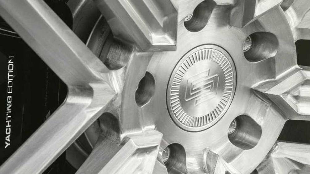 Xe vẫn được trang bị khối động cơ V12 tăng áp kép, dung tích 6.75 lít có khả năng sản sinh công suất 563 mã lực và mô-men xoắn 850 Nm