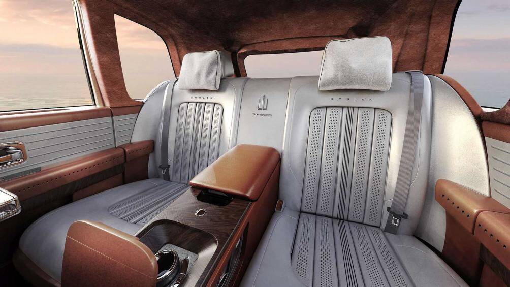 Xe còn được trang trí các điểm nhấn màu bạc trên bảng điều khiển, tấm cửa và bảng điều khiển trung tâm