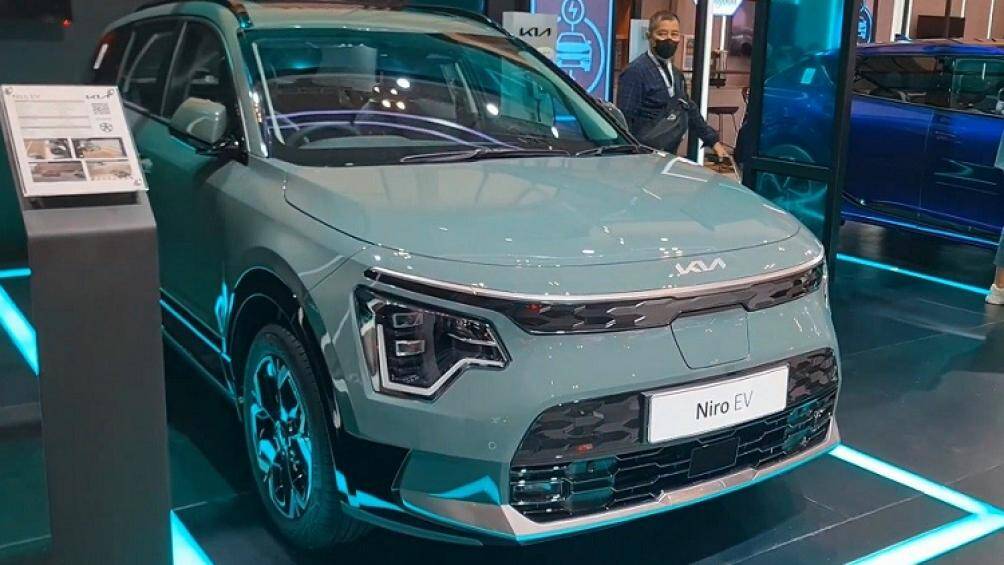 So với 2 phiên bản hybrid và plug-in hybrid, mẫu ô tô điện này có một số chi tiết thiết kế riêng như lưới tản nhiệt "mũi hổ" đóng kín hay hốc gió trung tâm