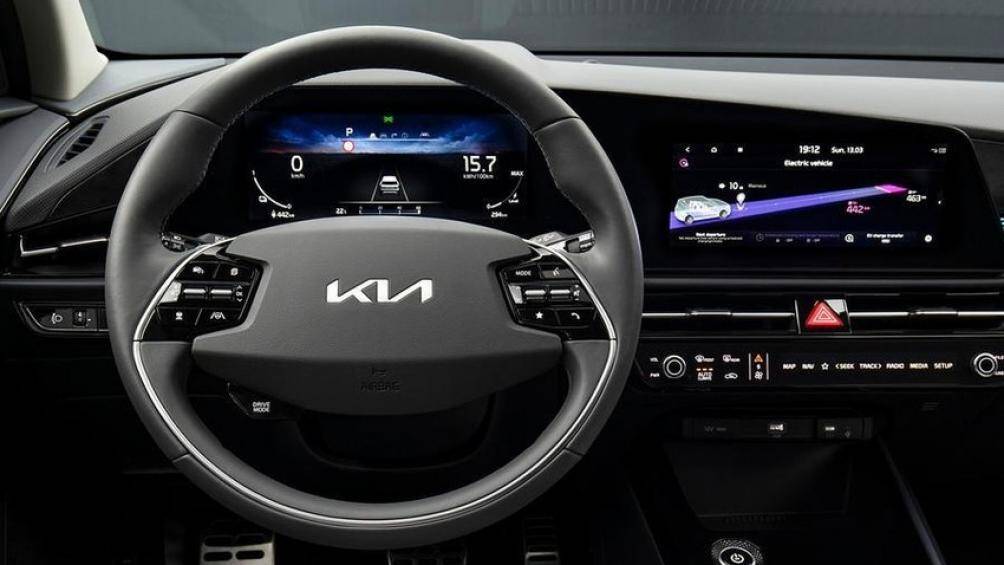 Vô lăng 2 chấu, một màn hình kết hợp giữa bảng đồng hồ kỹ thuật số và màn hình thông tin giải trí. Cả hai đều có kích thước 10,25 inch