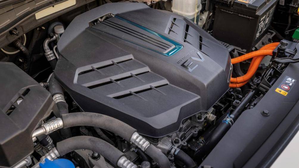 "Trái tim" của Kia Niro EV 2022 là mô-tơ điện nam châm đồng bộ vĩnh cửu (PMSM) nằm trên cầu trước, tạo ra công suất tối đa 203 mã lực và mô-men xoắn cực đại 255 Nm