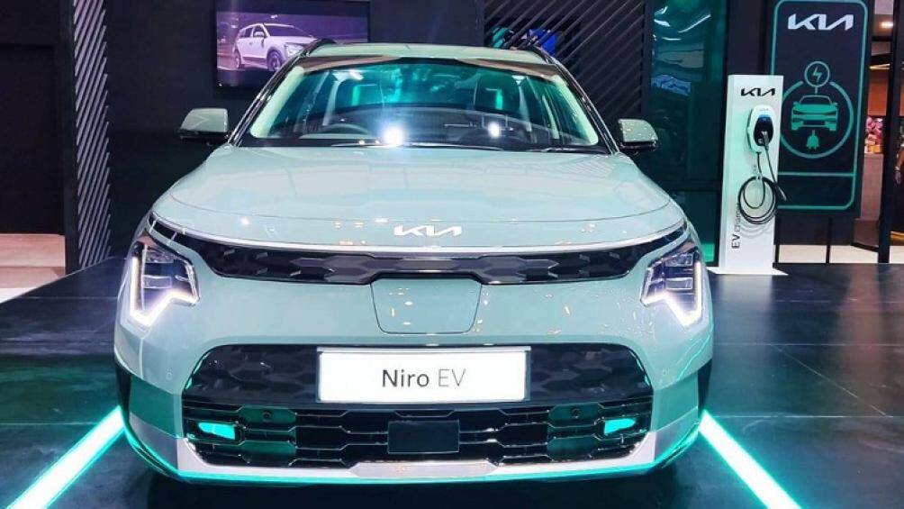 Trên đầu xe, mẫu ô tô điện này được trang bị cụm đèn pha LED nằm dọc, bao quanh bằng dải đèn LED định vị ban ngày kiêm đèn báo rẽ hình nhịp tim