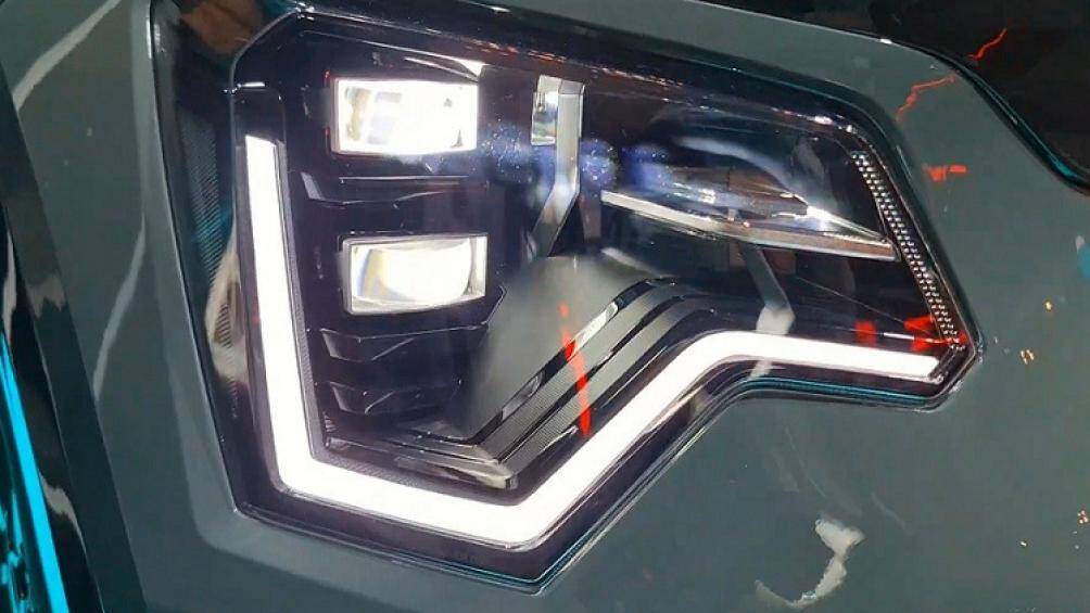 Phía sau mẫu xe này xuất hiện cụm đèn hậu LED hình boomerang tích hợp vào cột C, đèn phản quang hình nhịp tim giống dải đèn LED định vị ban ngày