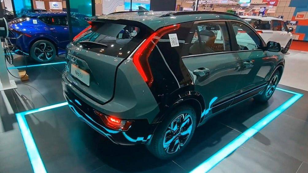 Được định vị trong phân khúc SUV cỡ C, Kia Niro EV 2022 sở hữu chiều dài 4.420 mm, chiều rộng 1.825 mm, chiều cao 1.545 mm và chiều dài cơ sở 2.720 mm