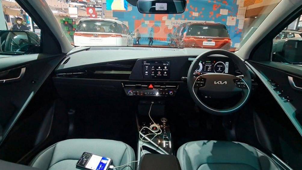 Bên trong Kia Niro EV 2022 là không gian nội thất 5 chỗ với mặt táp-lô được thiết kế bất đối xứng, tạo cảm giác ôm lấy người lái và hành khách phía trước
