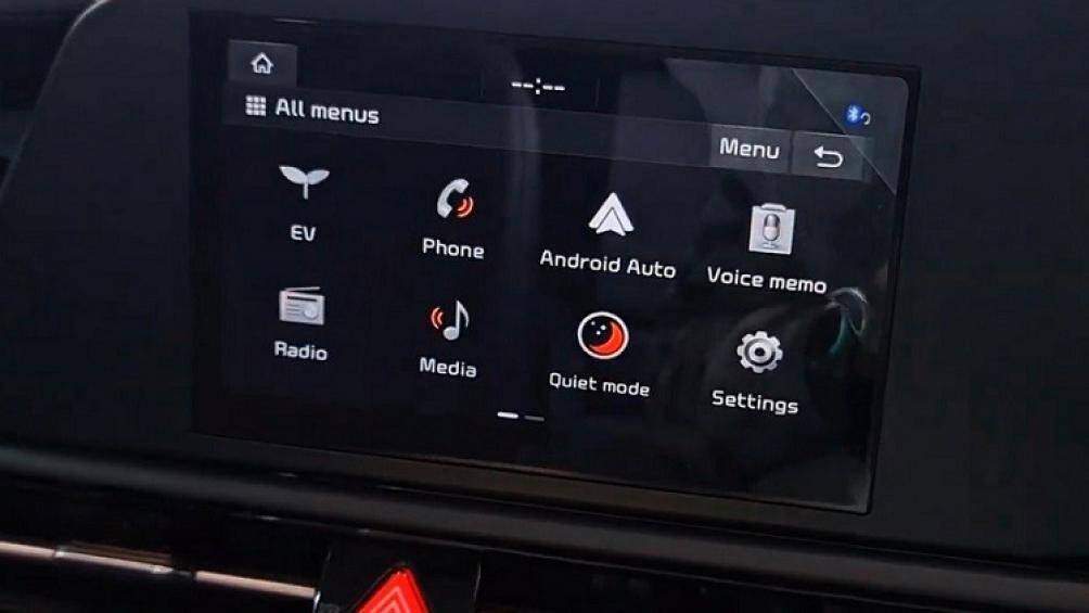 Mô-tơ điện kết hợp với cụm pin 64,8 kWh, cho phép xe chạy được 401 km sau khi sạc đầy pin. Giá xe Kia Niro EV 2022 khởi điểm từ 49,42 triệu Won (886 triệu đồng)