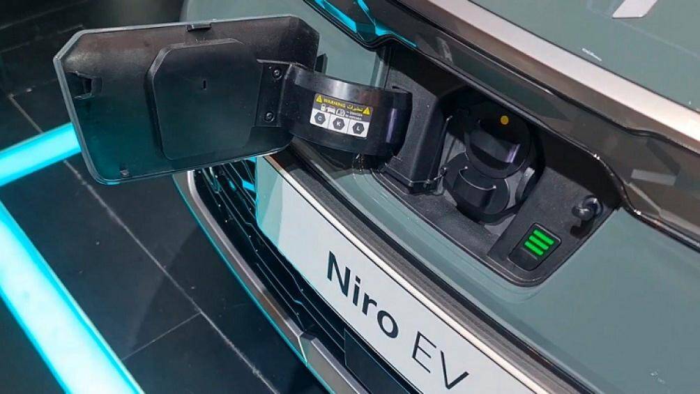 Tiếp đến là cổng sạc nằm giữa đầu xe và nẹp màu bạc trên cản trước. Bên sườn, Kia Niro EV 2022 gây ấn tượng với cột C dày dặn