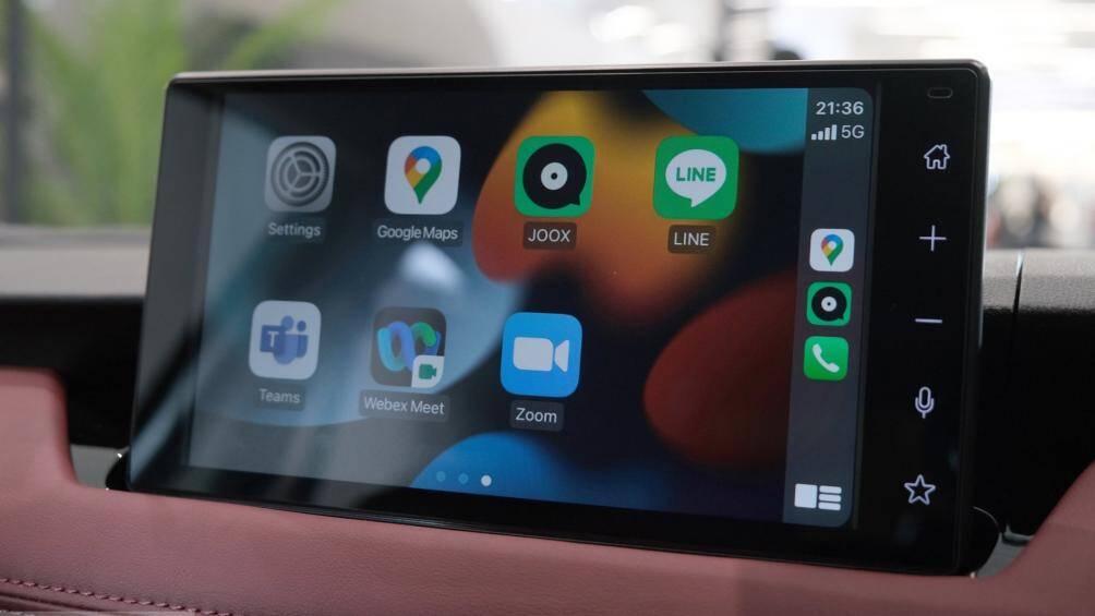 Màn hình giải trí bên trong dạng cảm ứng 9 inch, kết nối Apple CarPlay và Android Auto, ghế ngồi bọc da hoặc nỉ