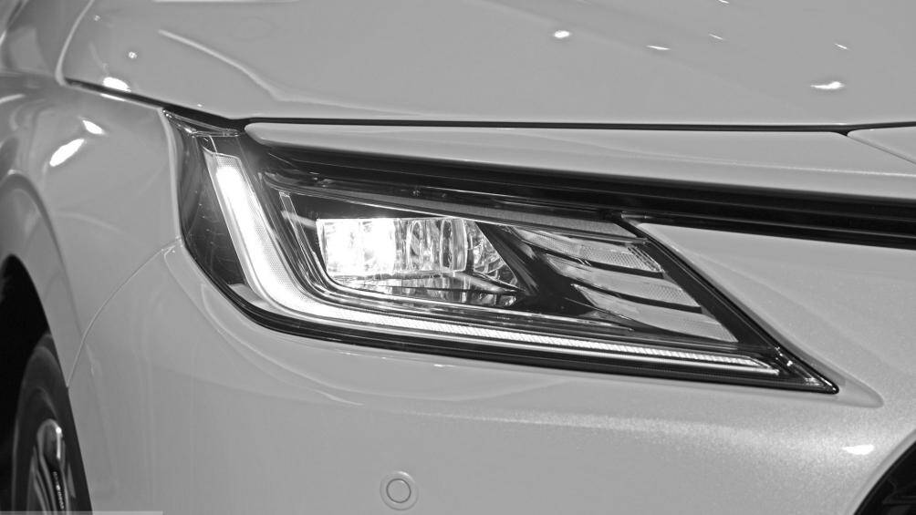 Hệ thống an toàn có ABS, EBD, BA, cân bằng điện tử, chống trượt, hỗ trợ khởi hành ngang dốc và 6 túi khí