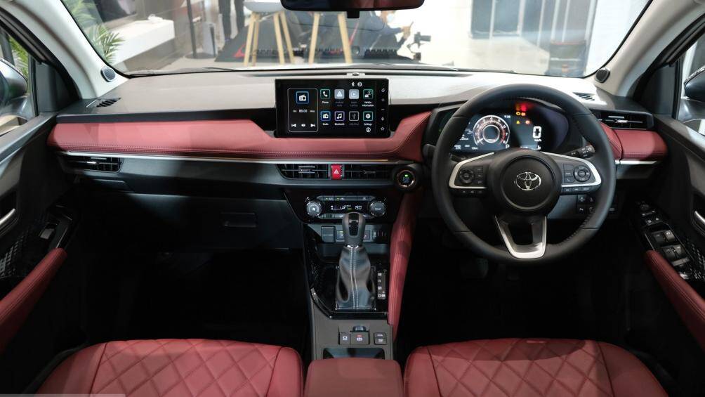 Nội thất xe cũng được làm mới hoàn toàn. Vô-lăng bọc da tích hợp nhiều phím bấm chức năng