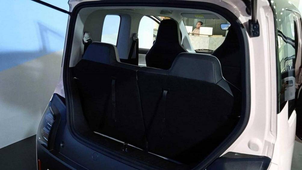 Về nội thất, Wuling Air ev 2022 có cấu hình 4 chỗ ngồi được bọc da tổng hợp. Hàng ghế sau của xe có thể gập theo tỷ lệ 50:50