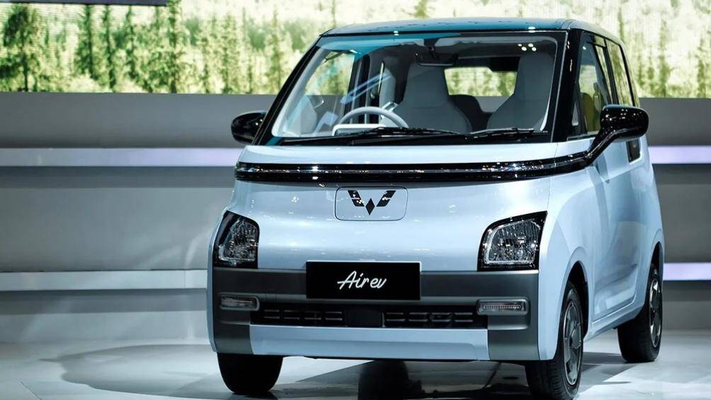 Điểm nhấn về ngoại thất của Wuling Air ev 2022 đó là dải đèn LED định vị ban ngày vắt ngang đầu xe cùng nẹp mạ crôm kéo dài đến tận ốp gương