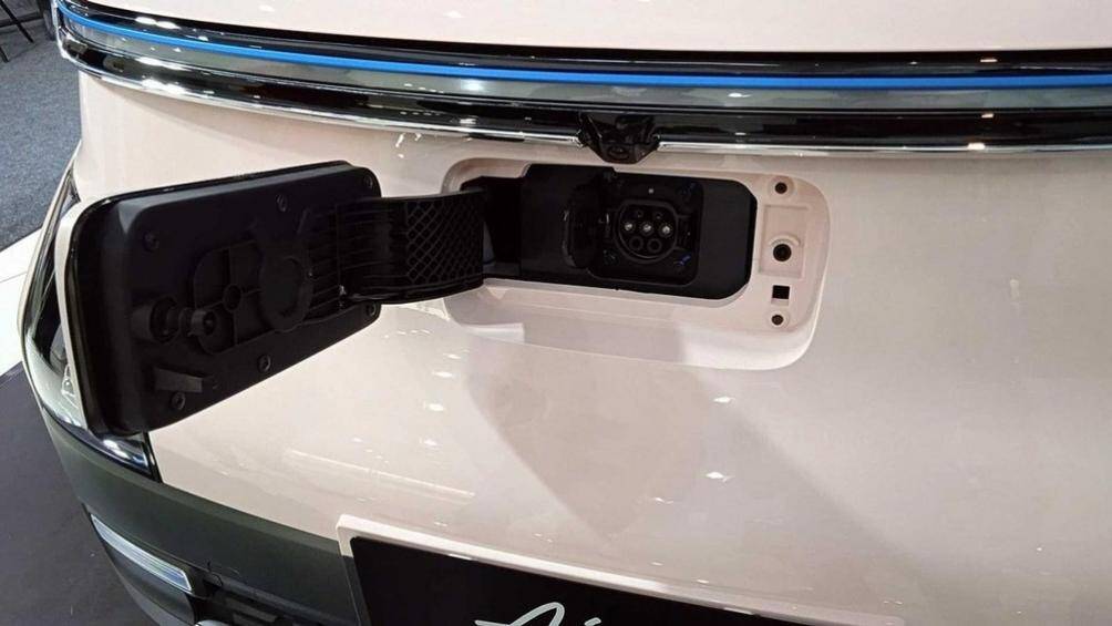 Trong khi đó, phiên bản Long Range được trang bị pin LFP 26,5 kWh giúp xe chạy được khoảng 300 km