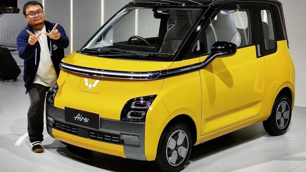 Bên sườn, mẫu xe này chỉ có 2 cửa đồng thời được trang bị bộ vành có đường kính 12 inch