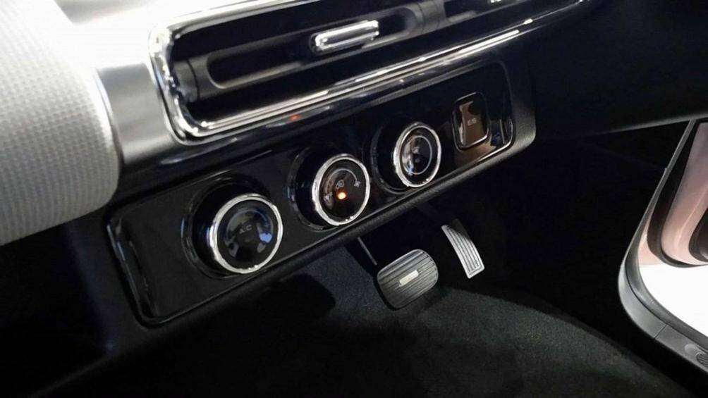 Ở phiên bản cao cấp Long Range, Air ev 2022 còn được trang bị núm xoay chuyển số, phanh tay điện tử, tính năng tự động giữ phanh tạm thời