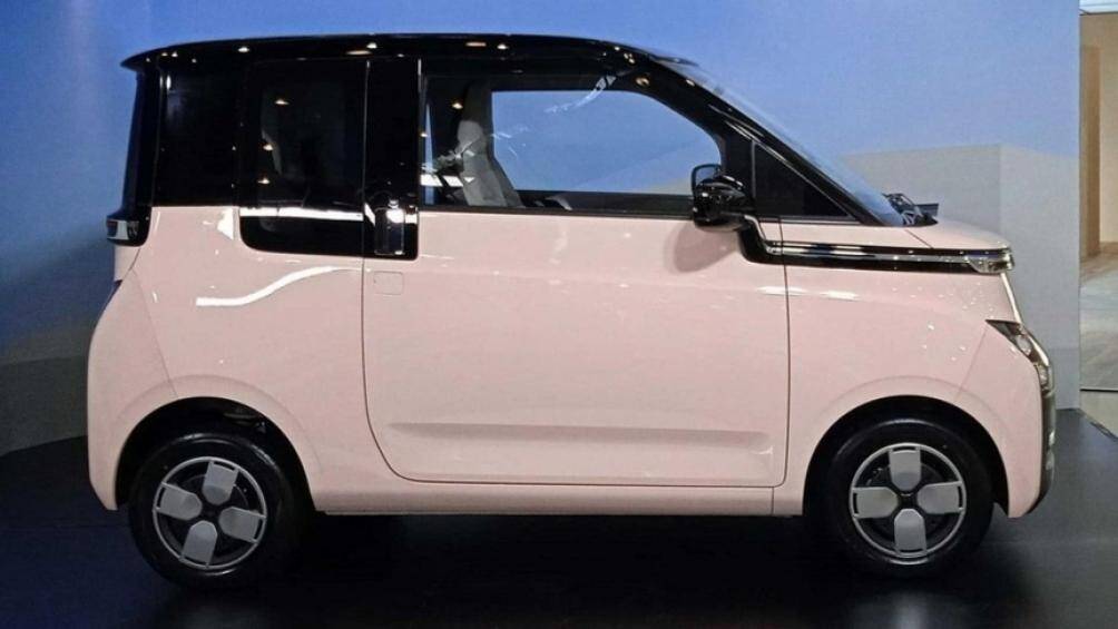 Wuling Air ev 2022 sở hữu chiều dài 2.974 mm, chiều rộng 1.505 mm, chiều cao 1.631 mm, chiều dài cơ sở 2.010 mm và trọng lượng 860 kg