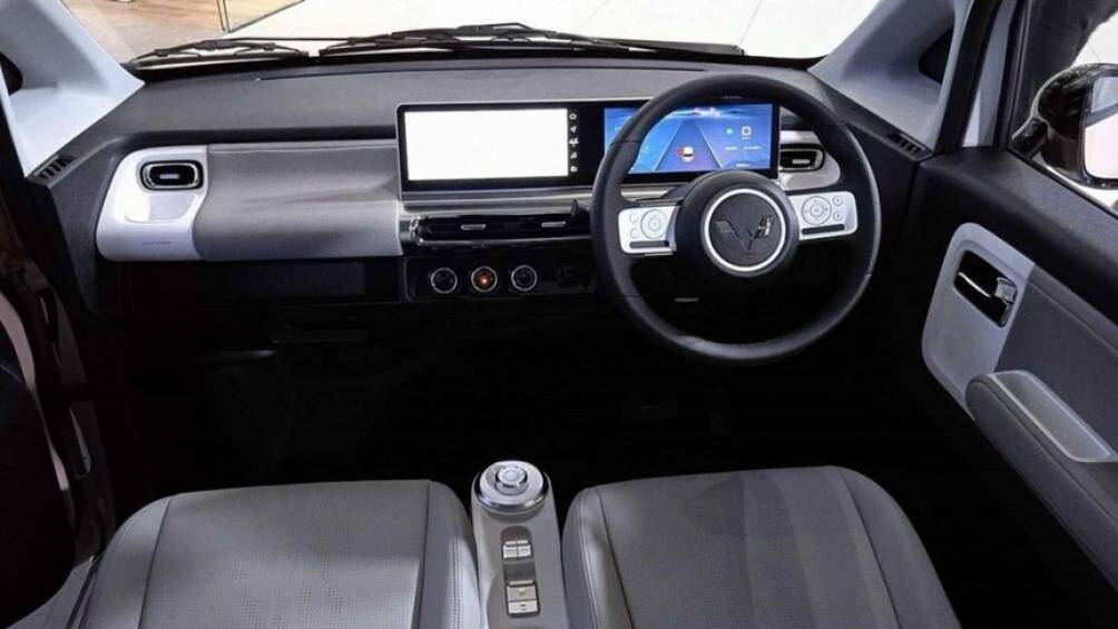 Bảng đồng hồ kỹ thuật số với màn hình 7 inch ở bản Standard Range và 10,25 inch ở bản Long Range