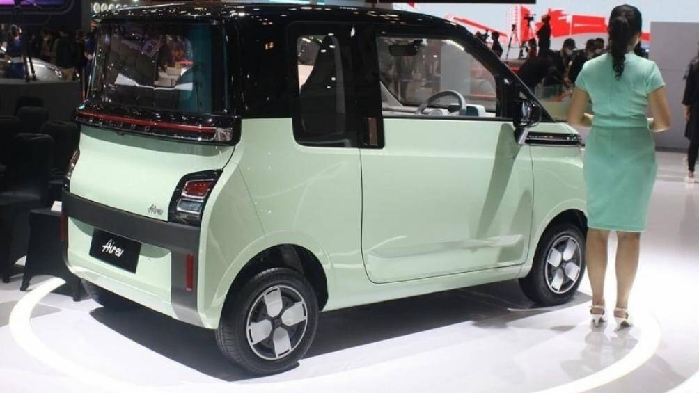 Wuling Air ev 2022 phiên bản Standard Range được trang bị mô-tơ điện mạnh 30 kW (khoảng 41 mã lực), kết hợp với pin LFP 17,3 kWh