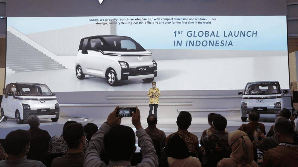 Xe có 2 phiên bản Standard Range và Long Range với mức giá lần lượt là 238 triệu Rupiah (381 triệu đồng) và 295 triệu Rupiah (472 triệu đồng)