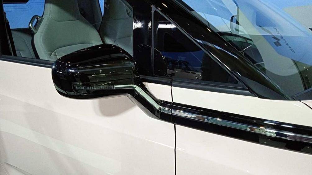 Bên dưới dải đèn LED định vị ban ngày là cổng sạc của xe với nắp tích hợp logo có thể phát sáng của thương hiệu Wuling