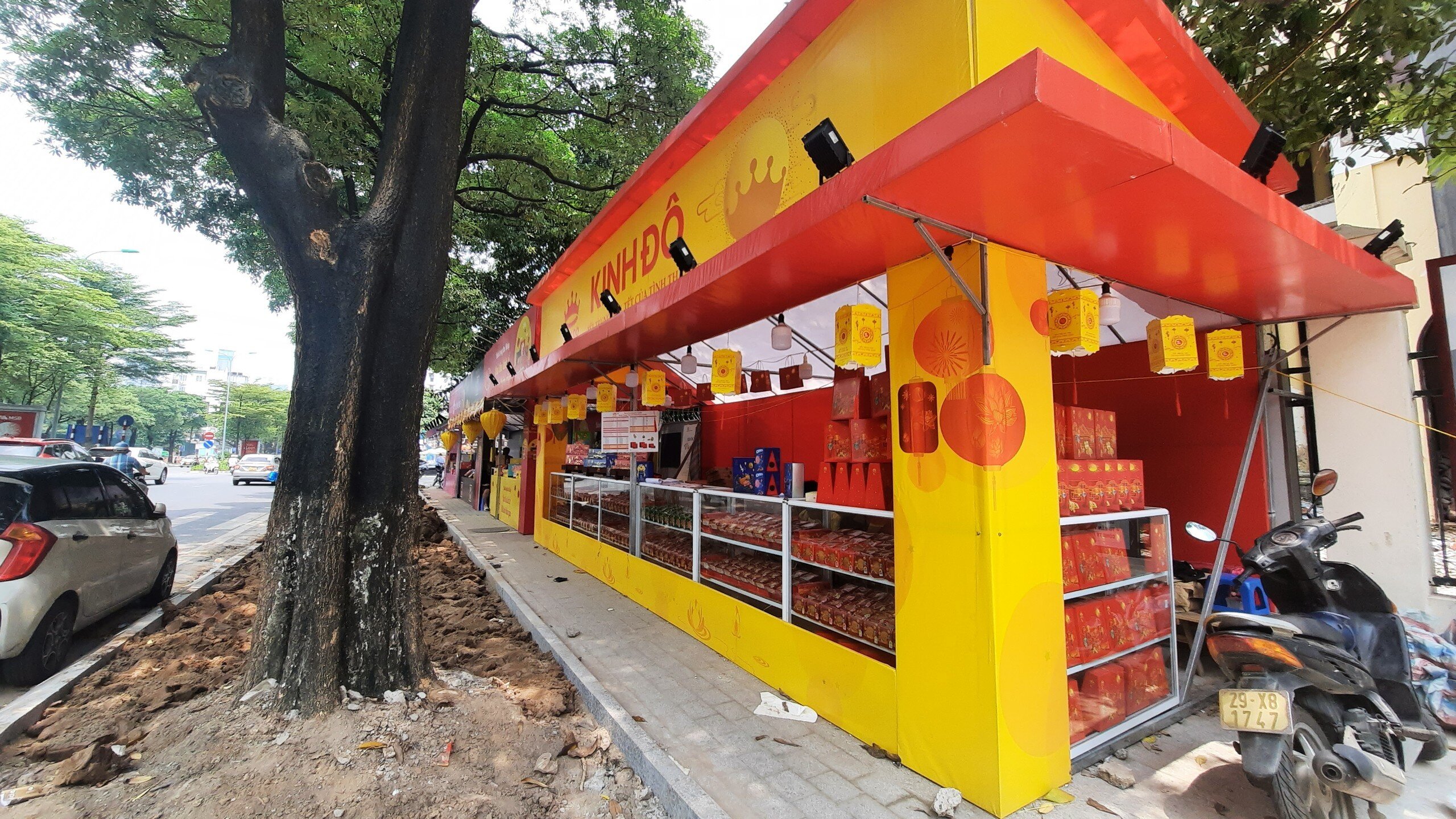 Cứ mỗi dịp gần Trung thu, trên nhiều tuyến phố của TP Hà Nội xuất hiện tình trạng vỉa hè bị "xẻ thịt" biến thành các điểm bày bán bánh nướng, bánh dẻo các loại.