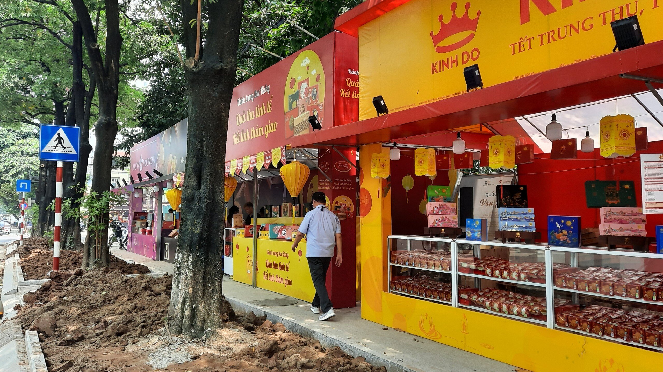 Điểm qua các quầy bán bánh Trung thu ở đường Đào Tấn có đủ các thương hiệu như Kinh đô, Mai Son, MADAM HUONG, RICHY, Hữu Nghị...