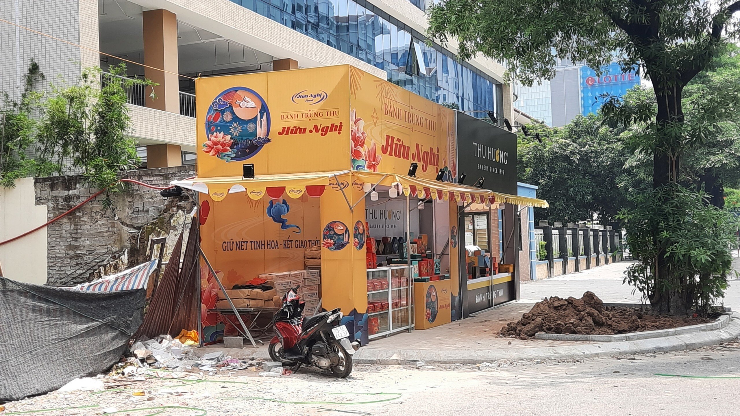 Anh Nguyễn Văn Thượng - người dân ở ngõ Linh Lang cho biết: "Vỉa hè đã nhỏ nay các quầy bán bánh Trung thu lại dựng lên khiến người đi bộ đi lại rất khó khăn, hai người đi ngược chiều thì phải nghiêng người tránh nhau mới đi được".