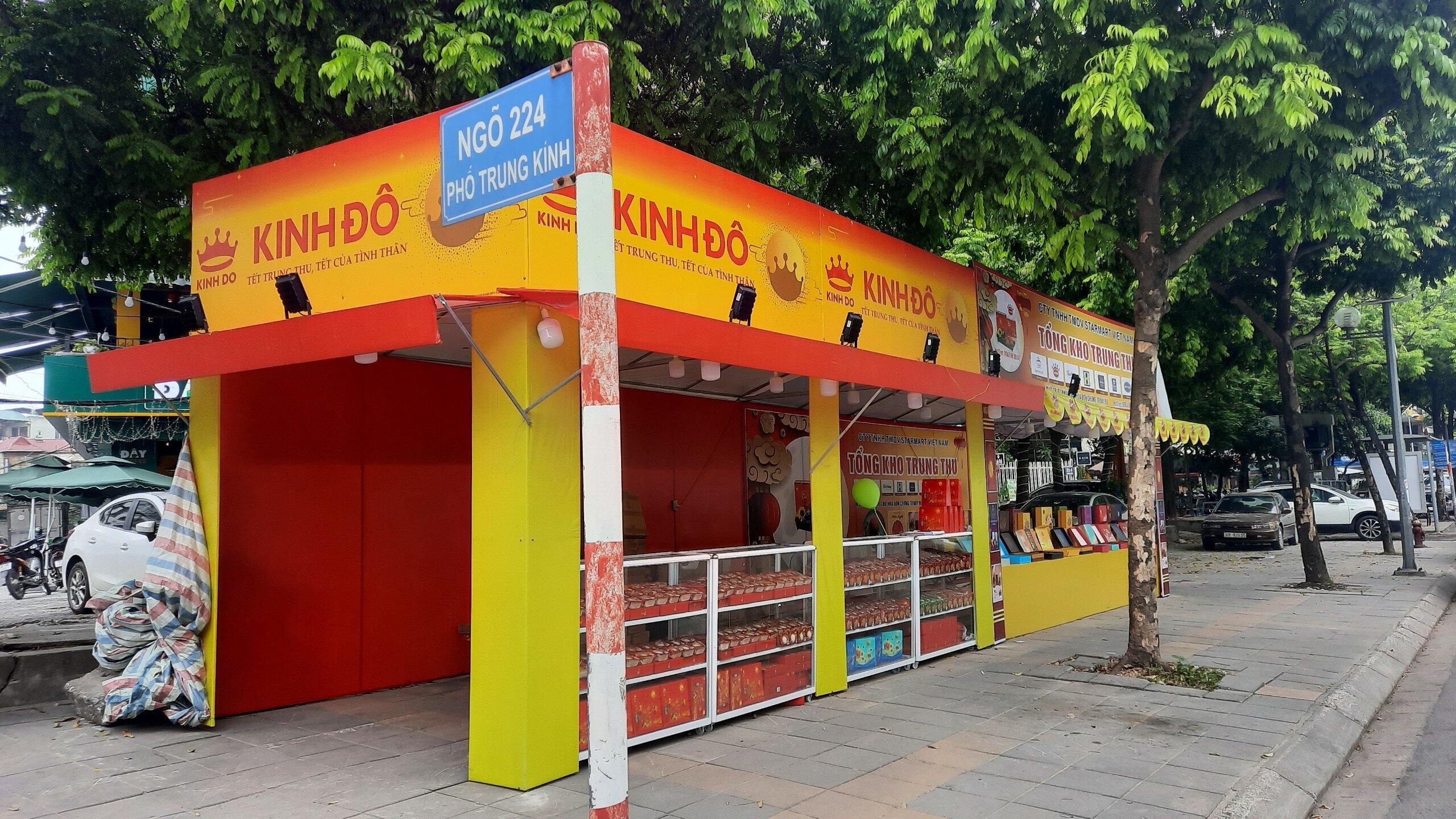 "Một vài ngày tới sẽ không còn những điểm bày bán Trung thu lấn chiếm vỉa hè nữa", Phó Chủ tịch UBND quận Cầu Giấy thông tin.