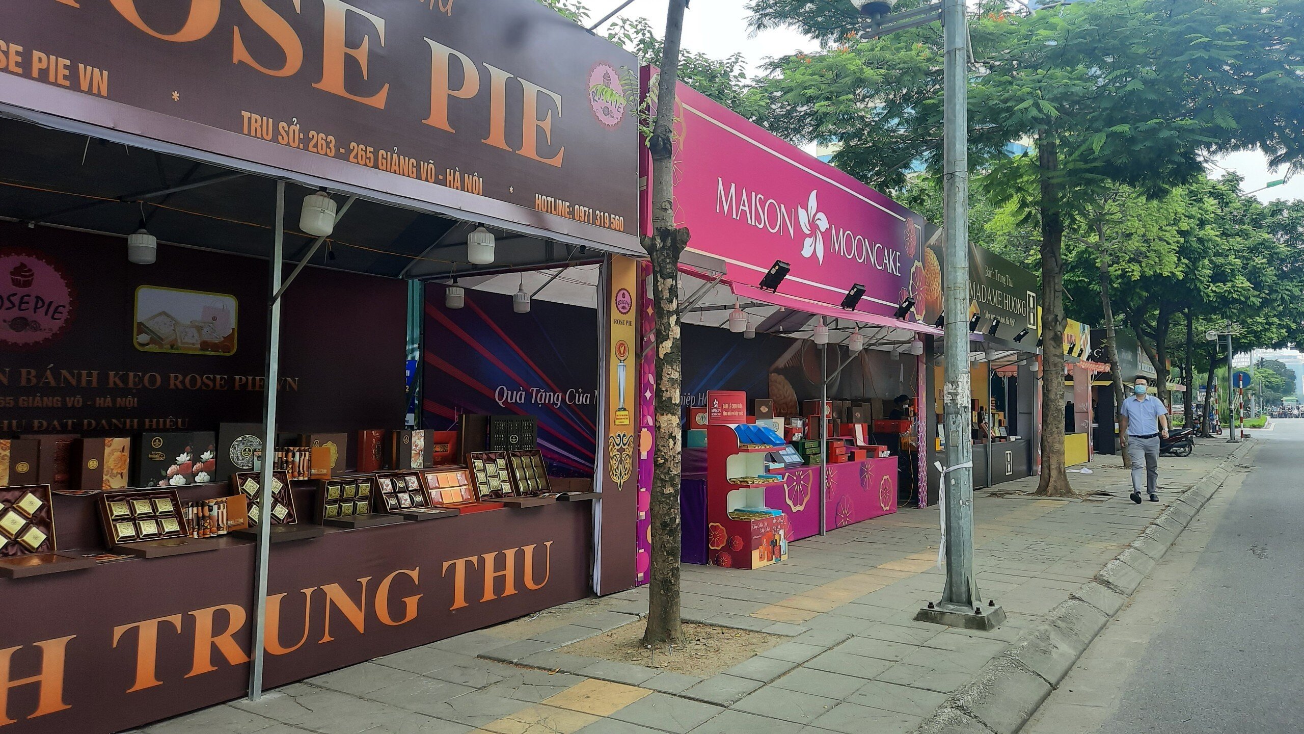 Trao đổi với PV Báo Giao thông, ông Trần Việt Hà, Phó Chủ tịch UBND quận Cầu Giấy cho biết, quận này đã phê bình và yêu cầu Ban chỉ đạo 197 các phường xử lý dứt điểm những điểm bày bán bánh Trung thu lấn chiếm vỉa hè.