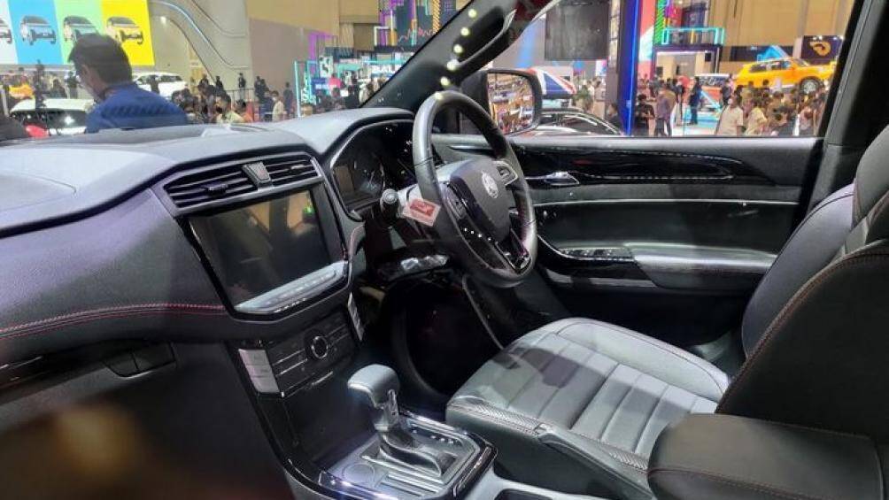 Bên trong gây ấn tượng với màn hình thông tin giải trí cảm ứng, kích thước 10 inch tích hợp hệ thống điều khiển bằng giọng nói i-Smart