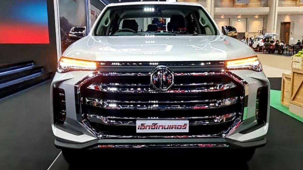 Thiết kế của Extender hầm hố, lưới tản nhiệt mạ chrome cỡ lớn với ba thanh nằm ngang đồ sộ