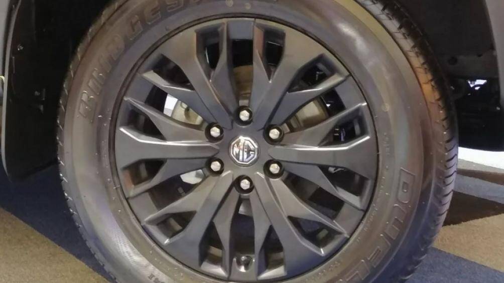 MG trang bị cho Extender 2022 bộ mâm hợp kim đa chấu, kích thước 18 inch phối hai tông màu