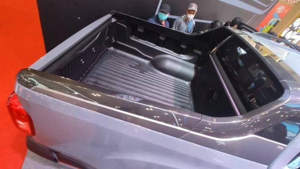 Phần đuôi xe tạo sự liền lạc với mảng ốp nhựa kết hợp dải đèn phản quang vắt ngang nắp thùng xe, nối liền hai cụm đèn hậu