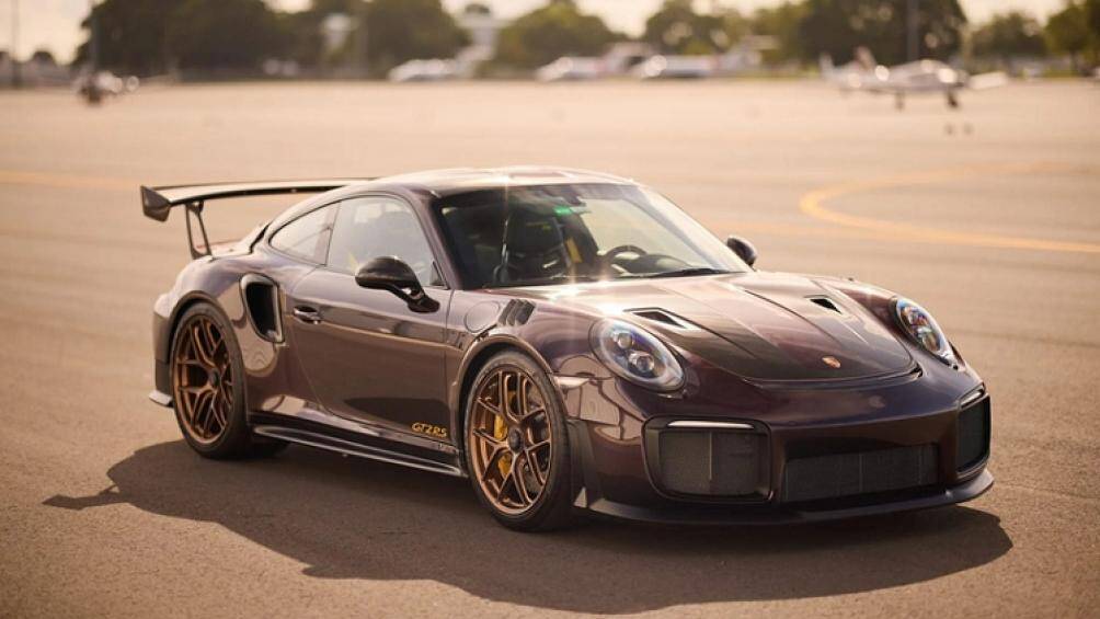 Chiếc Porsche 911 GT2 RS màu độc đang được bán đấu giá trên trang Bringatrailer và hiện đã có người trả giá 360.000 USD (khoảng 8,4 tỷ đồng)
