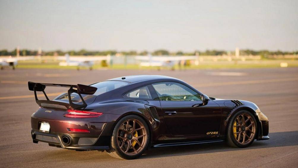 Chiếc siêu xe Porsche 911 GT2 RS "cưỡi" trên bộ la-zăng HRE kích thước 20 inch phía trước và 21 inch phía sau