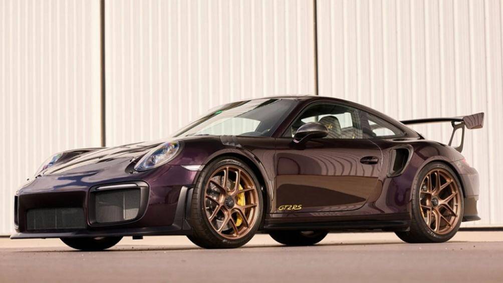 Điểm nhấn của chiếc Porsche 911 GT2 RS tím mộng mơ nằm ở màu ngoại thất Paint to Sample Amethyst Metallic