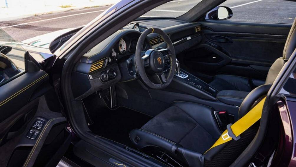 Nội thất xe có các ghế ngồi làm từ sợi carbon, hoàn thiện với da bọc màu đen và Alcantara cùng sợi carbon cùng chỉ khâu màu vàng Racing Yellow