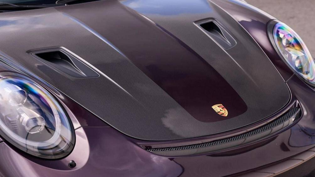 Sắc tím này càng thêm thú vị khi xe được trang bị gói Weissach bổ sung nhiều chi tiết sợi carbon như tấm ốp trên mái, mui xe, ốp gương chiếu hậu