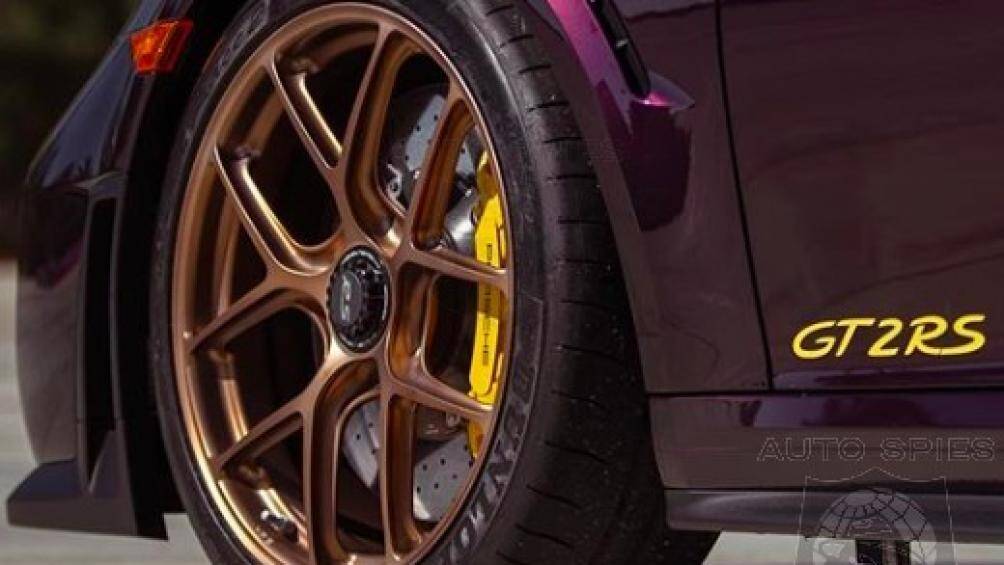 Đi kèm là hệ thống phanh gốm tổng hợp của Porsche với kẹp phanh sơn màu vàng nổi bật