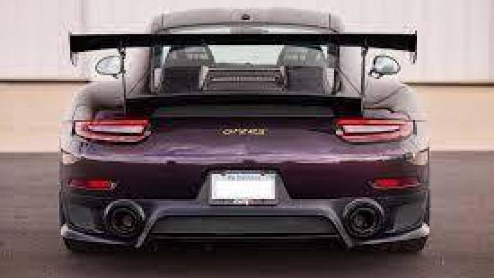 Porsche 911 GT2 RS dùng động cơ tăng áp kép 3.8L 6 xi-lanh cho công suất 700 mã lực và mô-men xoắn cực đại 750 Nm