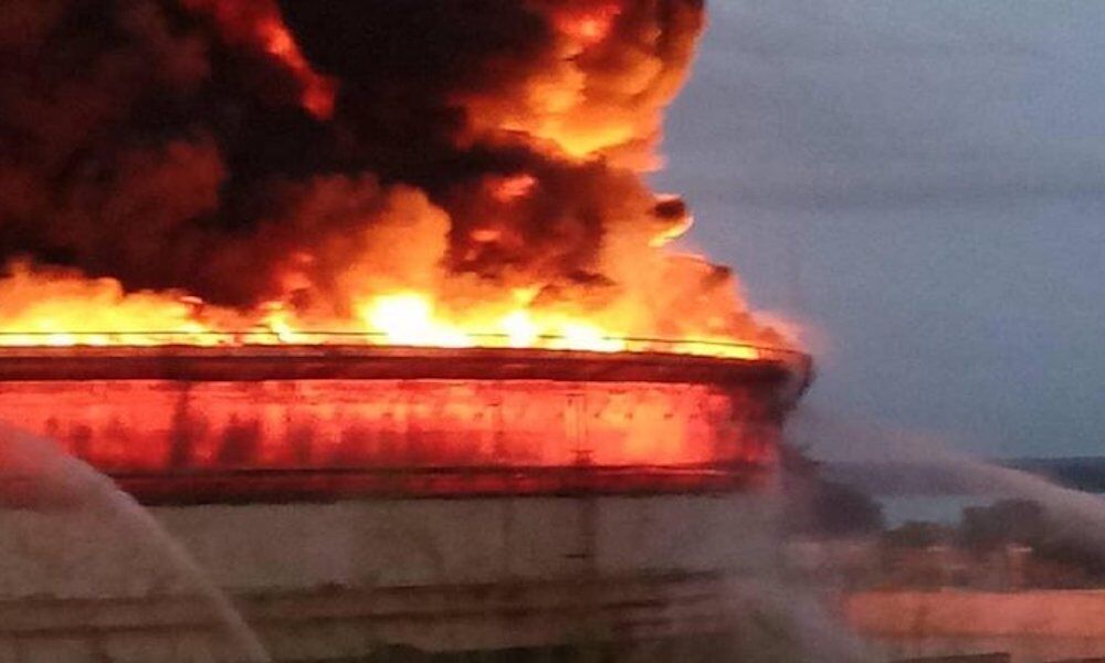 Sau đ&oacute; ngọn lửa tiếp tục lan sang 3 bể chứa kh&aacute;c, khiến nhiều người mất t&iacute;ch v&agrave; bị thương. Đ&acirc;y l&agrave; vụ hỏa hoạn nghi&ecirc;m trọng nhất trong lịch sử quốc đảo Caribe n&agrave;y v&agrave; được coi l&agrave; thảm họa c&ocirc;ng nghiệp c&oacute; nguồn gốc tự nhi&ecirc;n lớn nhất từ trước tới nay.