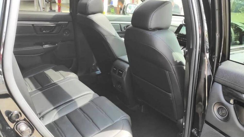 Honda CR-V e:HEV 2022 được nhập từ Nhật Bản đến Indonesia và sở hữu cấu hình 5 chỗ ngồi