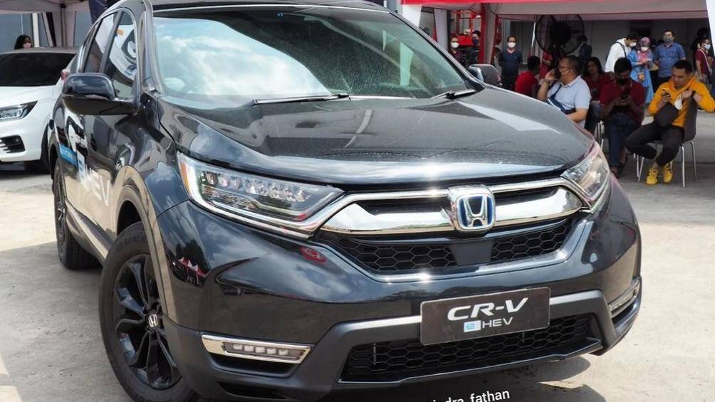 Tuy nhiên chiếc Honda CR-V e:HEV 2022 này không phải thế hệ hoàn toàn mới mà vẫn mang thiết kế cũ, thuộc phiên bản Black Edition đặc biệt